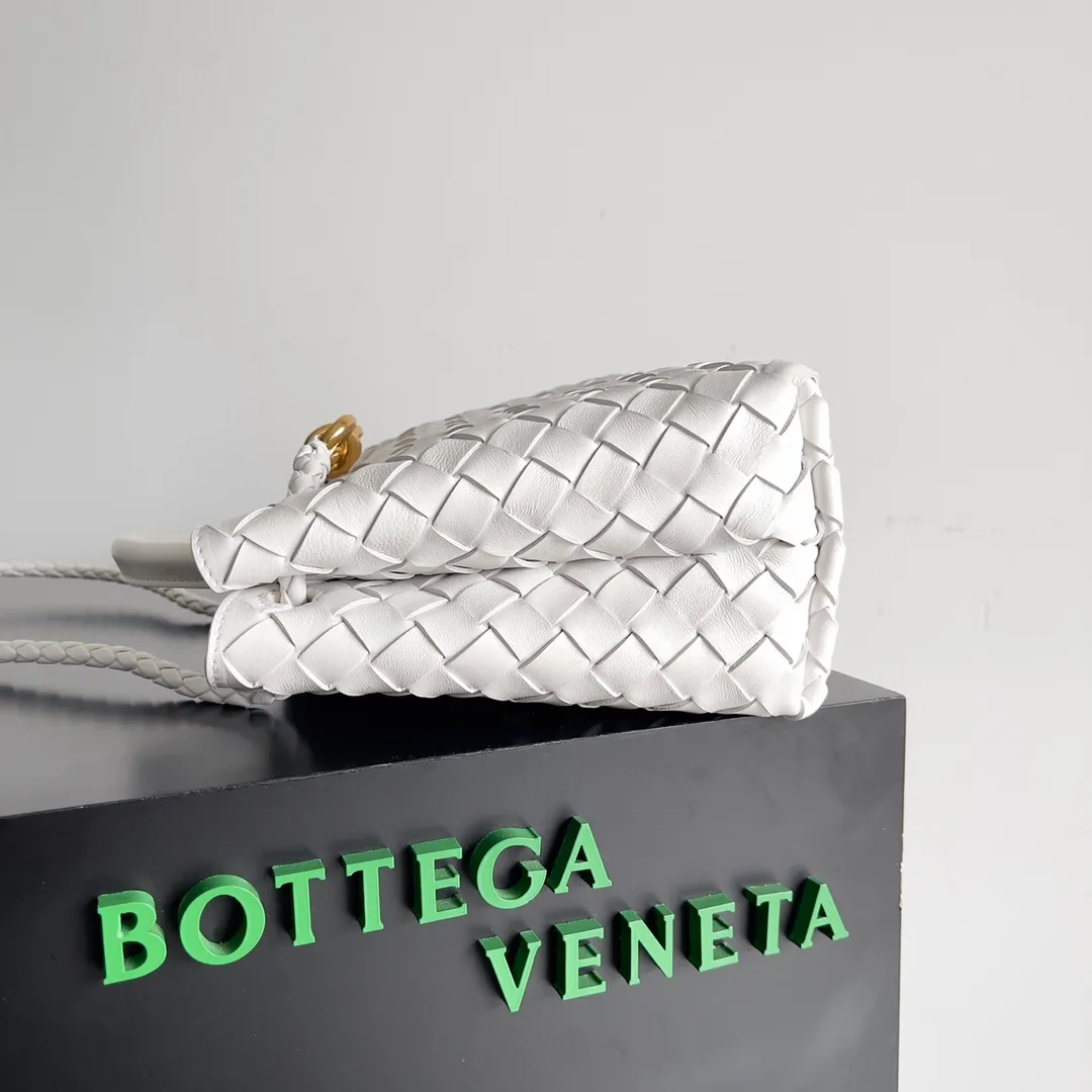 The 2023 new Andiamo batch of 1860 BV has been shipped‼ ️Really popular🔥The new Andiamo woven handbag launched by Bottega Veneta this season is really popular all over the world! ! Celebrities at home and abroad have worn it, and Oscar-winning actress Michelle Yeoh has taken it out on the street. Song Jia, Trai Yara, Yu Feihong, Sanji Ayaka, Rosie Hunting-Whiteley, Yoshioka Riho, etc. have all picked up this bag. It is classic and versatile, showing off its temperament, and the bag capacity is also large, which is very convenient for daily commuting! ! A variety of carrying methods, the shoulder straps can be adjusted by yourself, the original lambskin feels soft and delicate, and the neutral style is made to break gender boundaries and bring a more practical and longer-lasting use experience. Andiamo, which has both elegant and casual styles, perfectly interprets the true appearance of "fashionable old money style". Style number: 743568 Size: 25*22*10.5cm